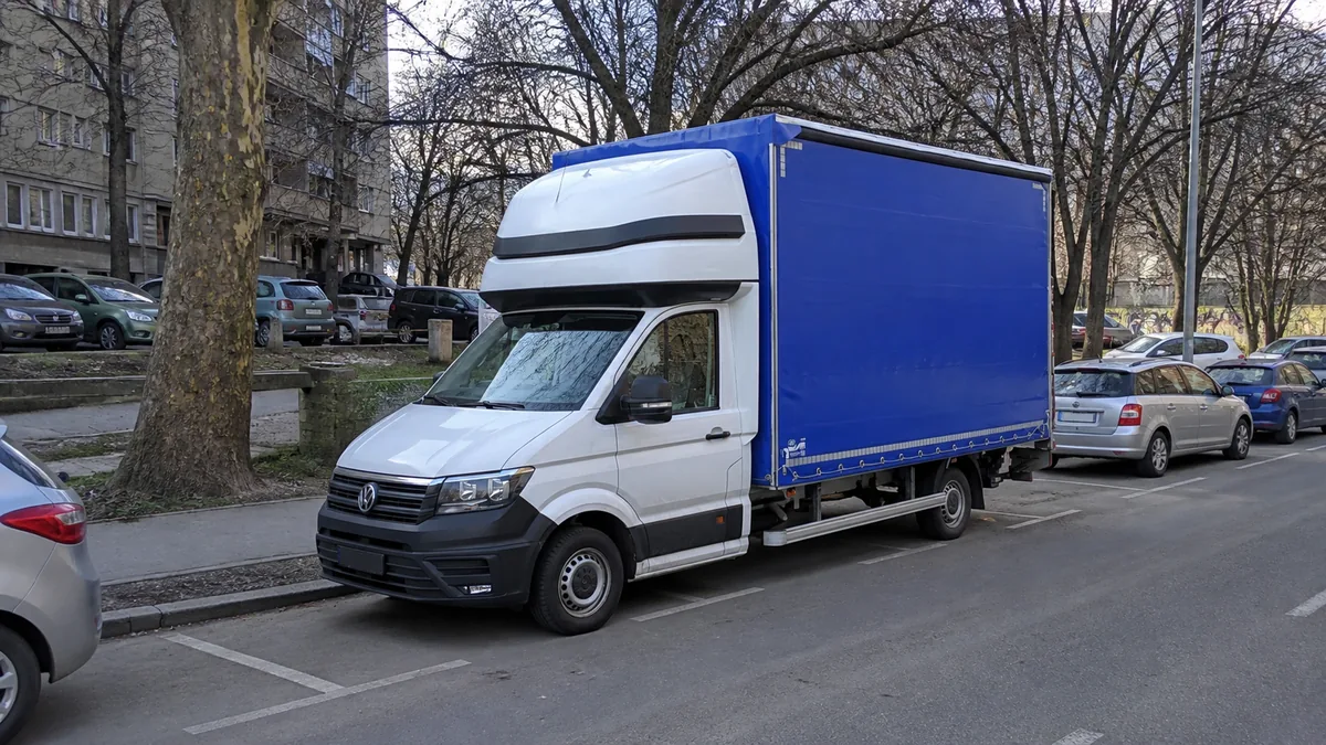 Kamion za selidbe na parkingu pred vikend selidbu