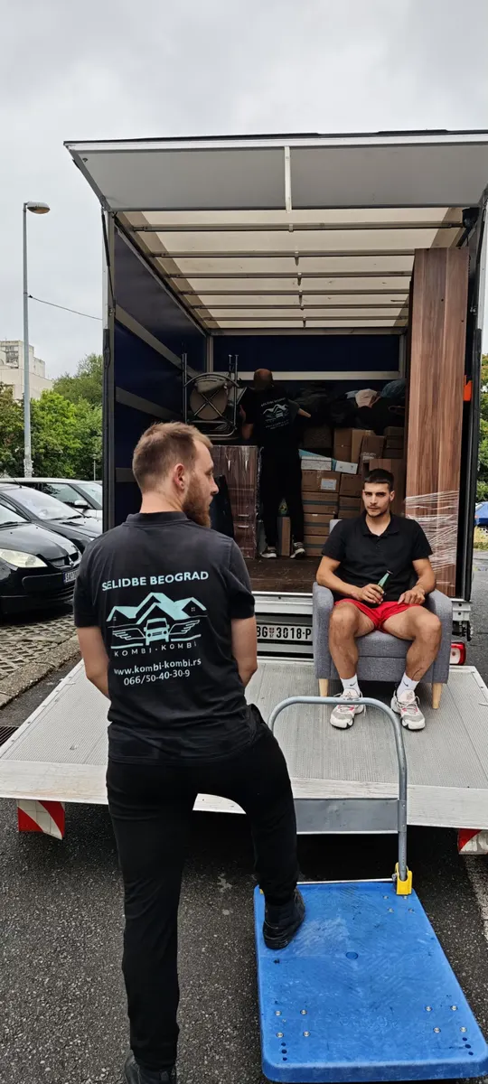 Istovar stvari niz rampu kolicima
