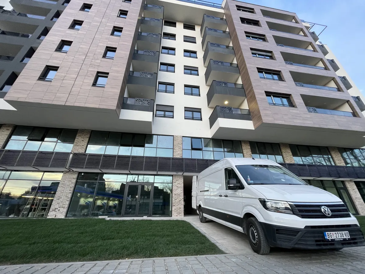 Kombi ispred novogradnje — jedna od lokacija koje smo useljavali klijentima koji su prvo iznajmljivali u kraju