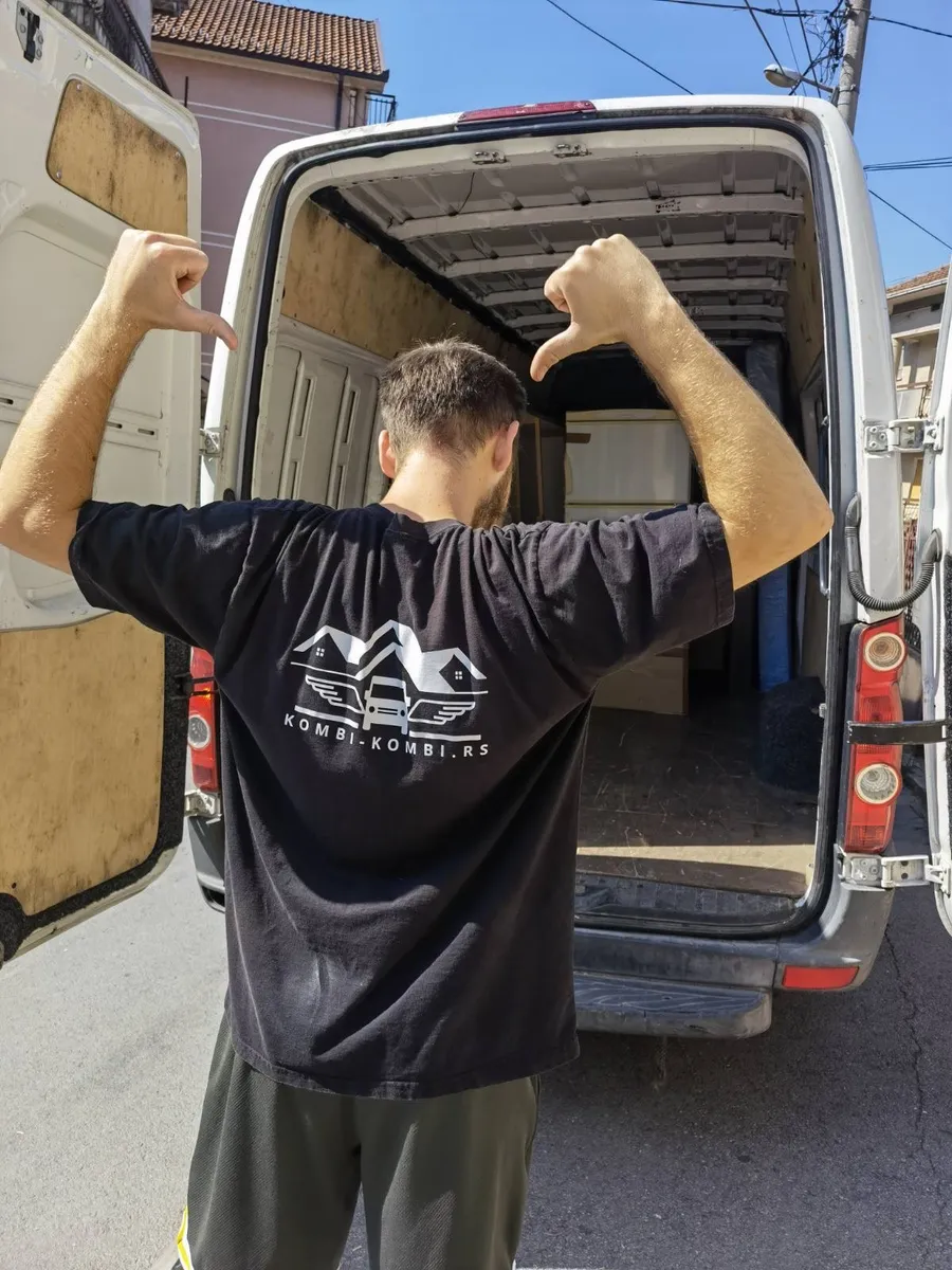 Ekipa utovara kombi za selidbu trosobnog stana