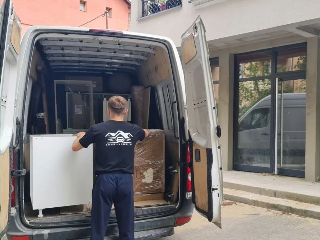 Odnošenje starog baštenskog nameštaja koji se ne seli u novi dom