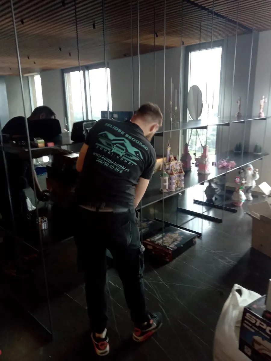 Pakovanje figura i predmeta iz vitrine za selidbu