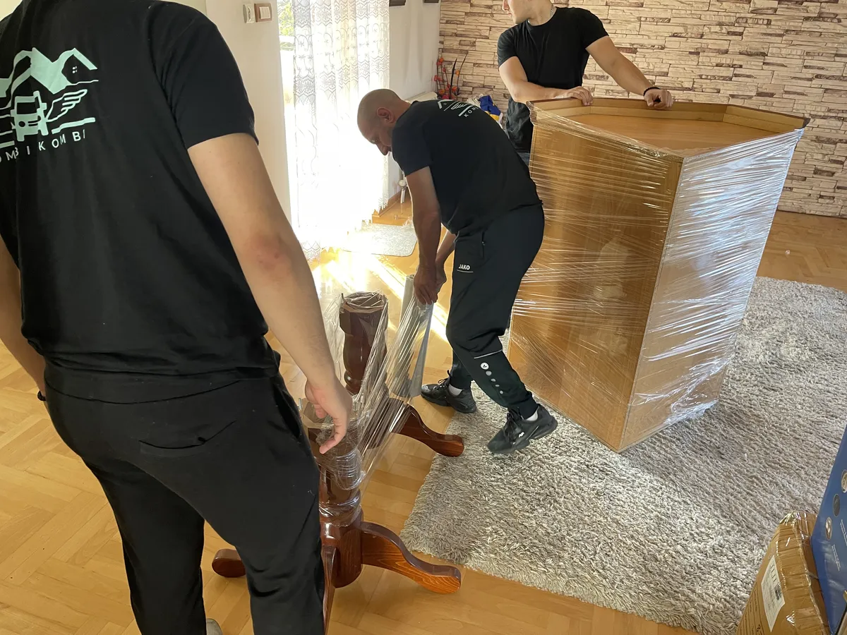 Umotavanje ormara strec folijom pre selidbe